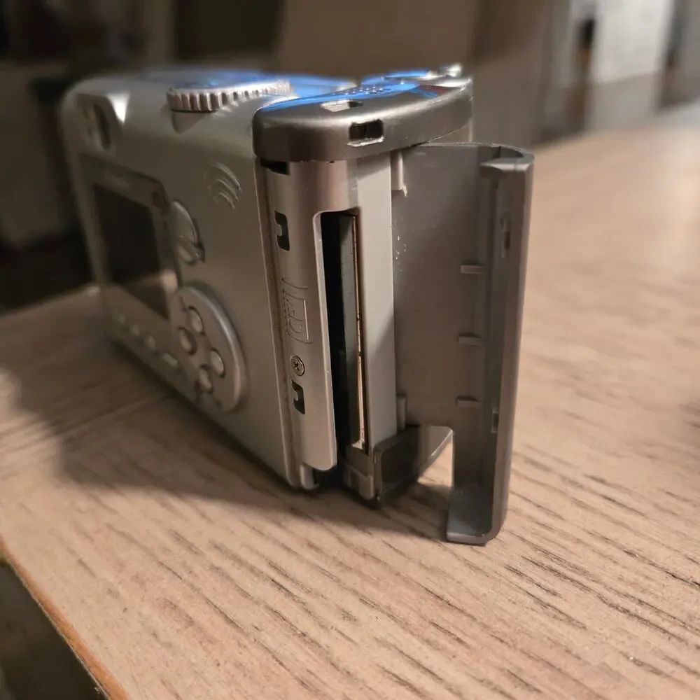 Canon PowerShot A70 10X Zoom 3.2 Mega Pixels NOT TESTED